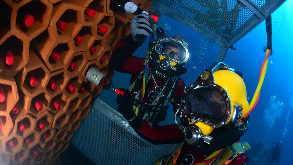 H κάβα η… υποβρύχια έχει το καλύτερο κρασί