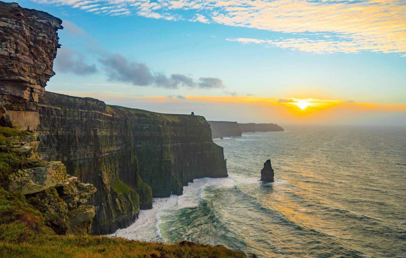 Ενα από τα πιο χαρακτηριστικά τοπία της Ιρλανδίας, οι βράχοι του Μοχέρ με θέα τον Ατλαντικό, οι οποίοι φτάνουν τα 213 μέτρα στο υψηλότερο σημείο τους