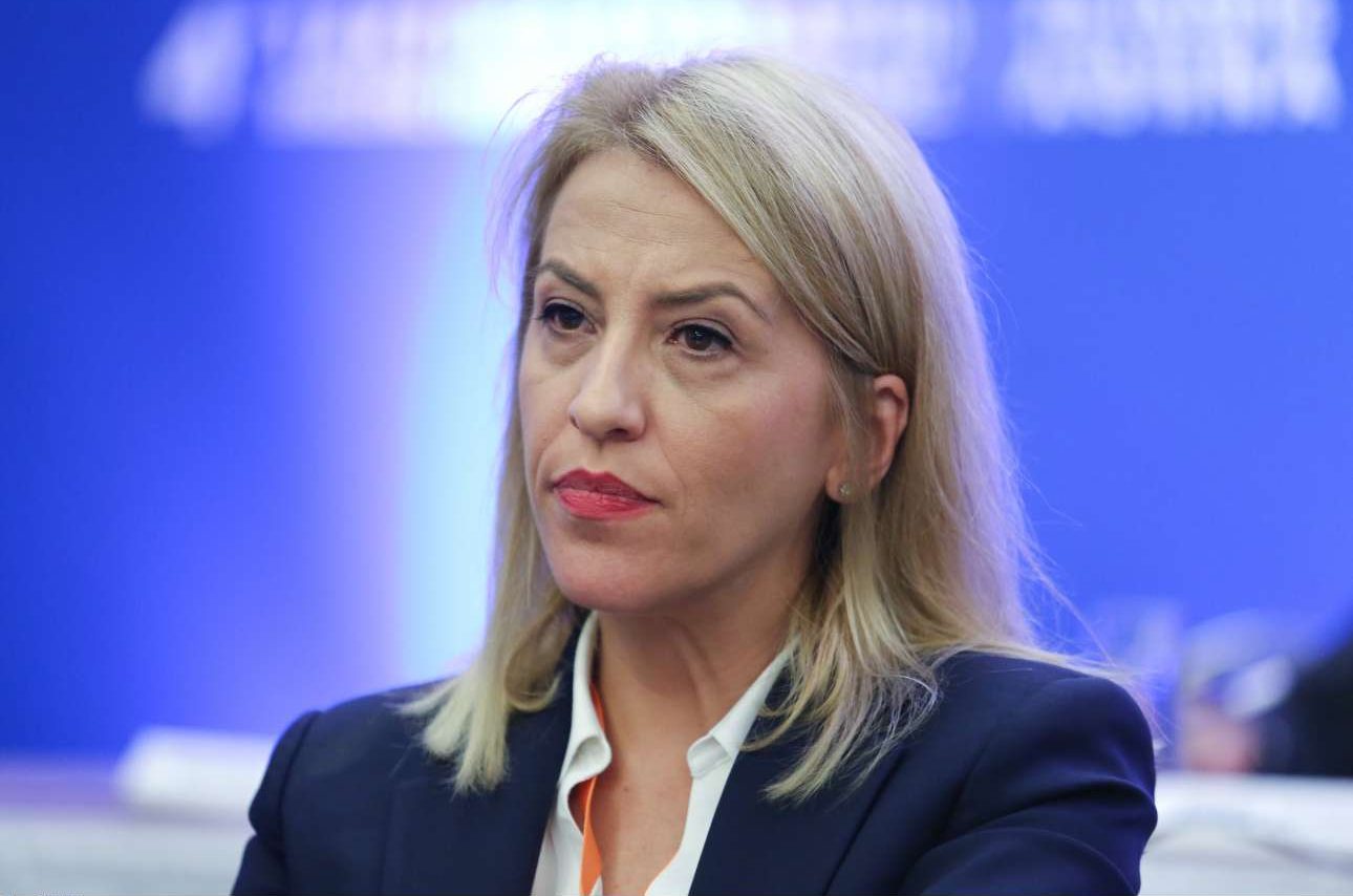 H Ρένα Δούρου ζητά να μη γράφονται… tweets για τις πυρκαγιές