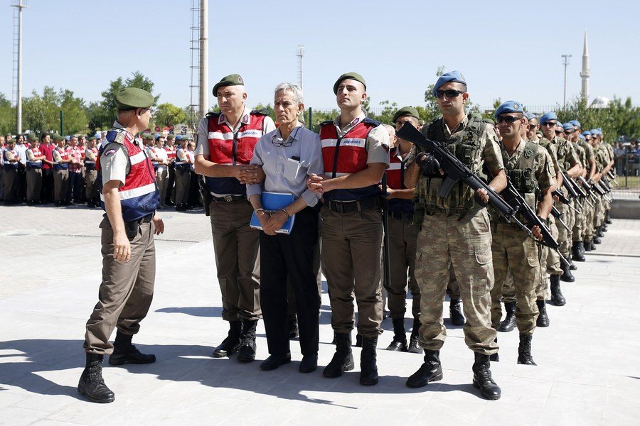 Ο Ερντογάν τα βάζει (και) με τα μπλουζάκια «Ηρωας»!