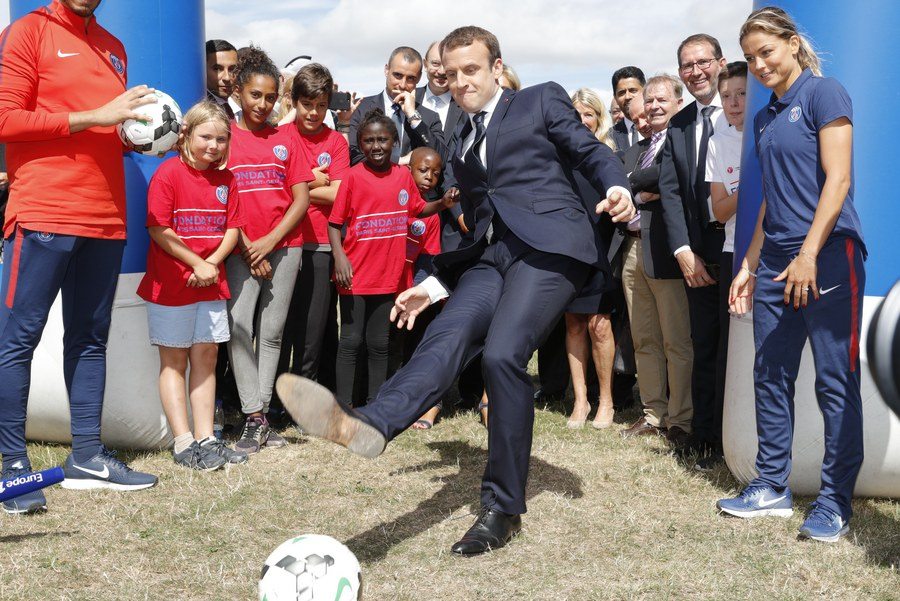 Μήνυση Μακρόν κατά φωτογράφου που τον παρενοχλούσε στις διακοπές του