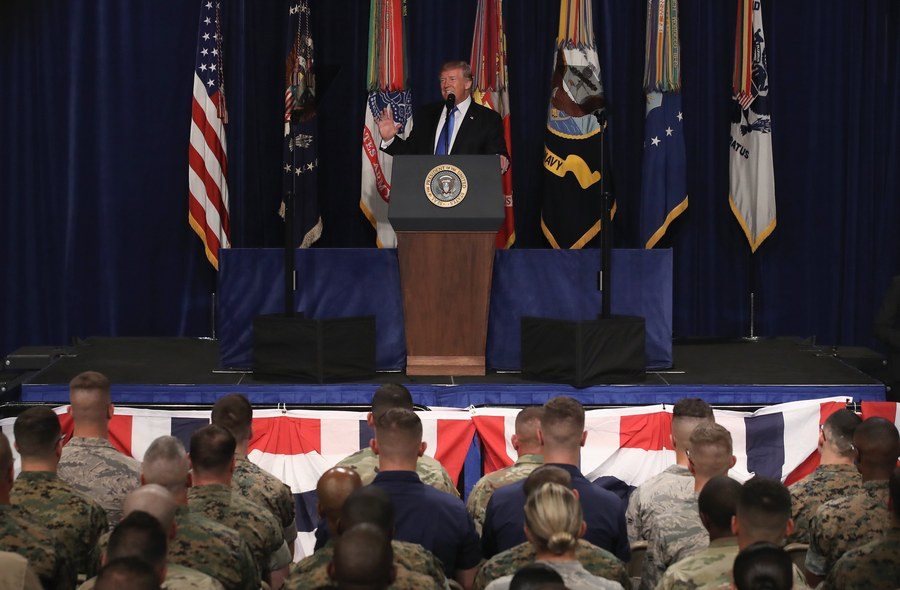 Παραμονή στο Αφγανιστάν με αύξηση δυνάμεων ανήγγειλε ο Τραμπ