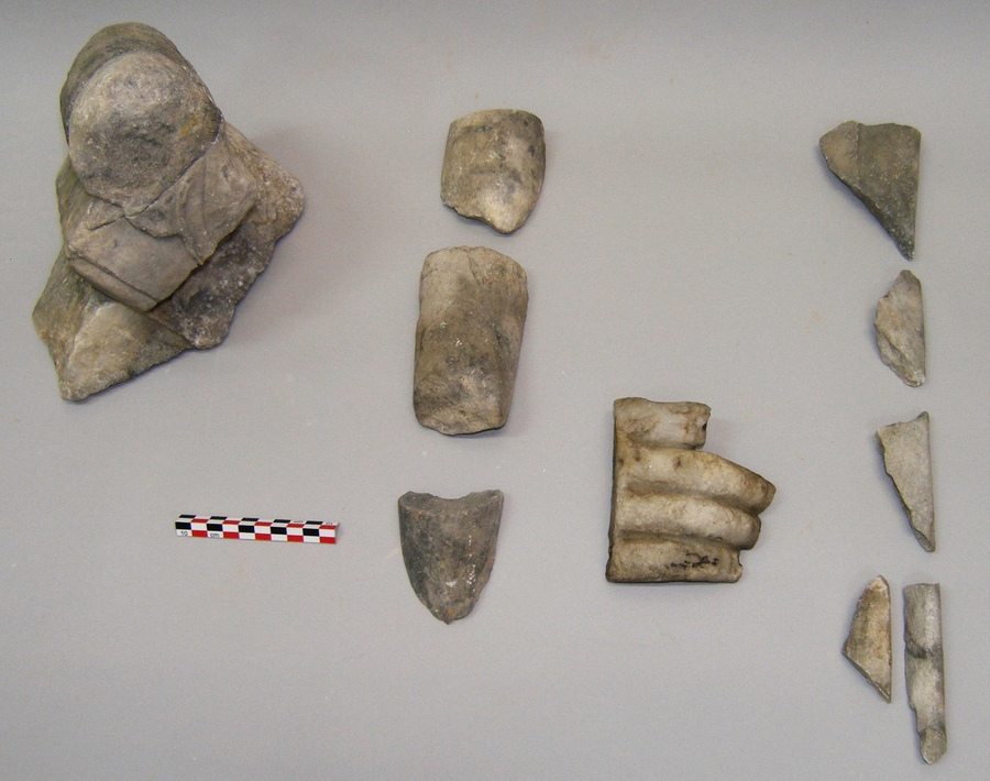 Φωτογραφία που δόθηκε σήμερα στη δημοσιότητα και εικονίζει μαρμάρινα ευρήματα Ρωμαϊκών χρόνων, από την έρευνα του μεγάλου οικοδομήματος στην βόρεια πλευρά του Όρμου Αμπελακίου: θραύσματα βωμίσκου (αριστερά) και αγαλμάτων . Ολοκληρώθηκε η δεύτερη φάση της διεπιστημονικής υποβρύχιας έρευνας στις ανατολικές ακτές της Σαλαμίνος που εξελίχθηκε, με εντατικούς ρυθμούς, σε θαλάσσια έκταση μείζονος ιστορικής σημασίας: α) στον Όρμο του Αμπελακίου, λιμένα της Κλασικής πόλης της Σαλαμίνος, υπό τον έλεγχο του Αθηναϊκού κράτους και κύριο χώρο συγκέντρωσης του ενωμένου Ελληνικού στόλου την παραμονή της ναυμαχίας του 480 π.Χ. και β) στην περιοχή στα βόρεια και ανοικτά της χερσονήσου της Κυνόσουρας, επί της οποίας εντοπίζονται τα σημαντικότερα μνημεία της Νίκης. Δευτέρα 28 Αυγούστου 2017. ΑΠΕ-ΜΠΕ/ΥΠΟΥΡΓΕΙΟ ΠΟΛΙΤΙΣΜΟΥ/Χρ. Μαραμπέα