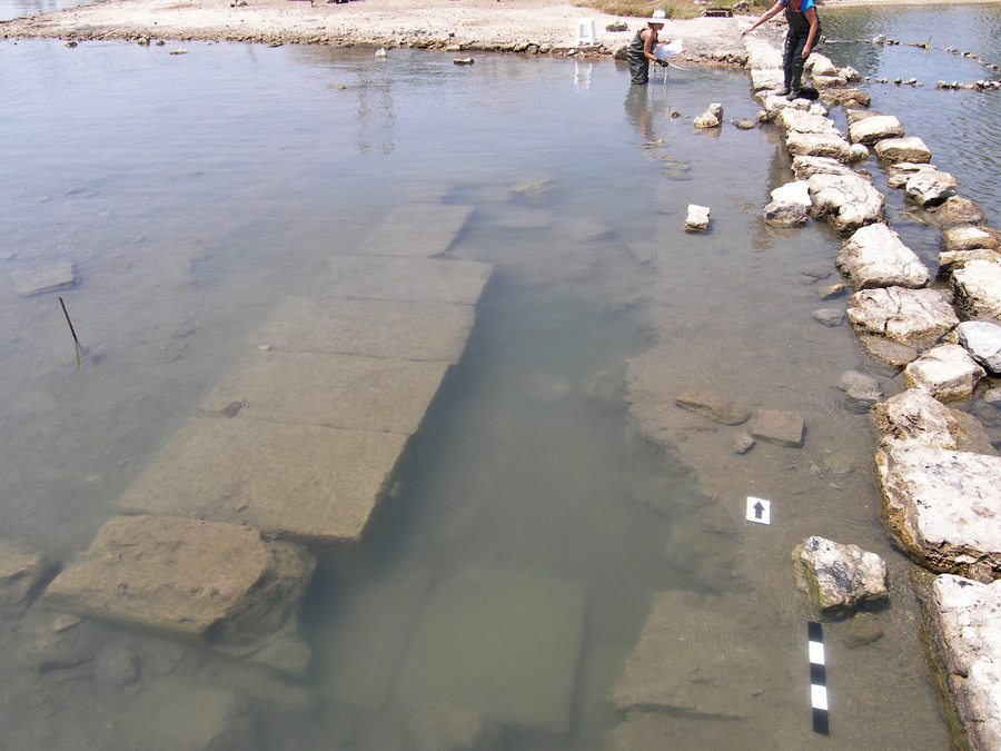 Καταποντισμένο αρχαίο κτίριο αναδύεται στη Σαλαμίνα