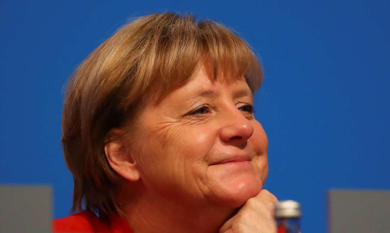 Μεγαλώνει και άλλο η διαφορά υπέρ της Μέρκελ