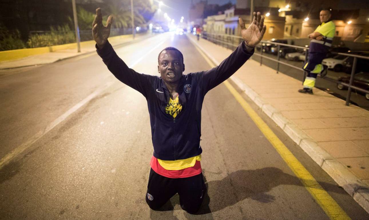 Ποια τείχη; Δεκάδες μετανάστες περνούν τα σύνορα Μαρόκου – Ισπανίας