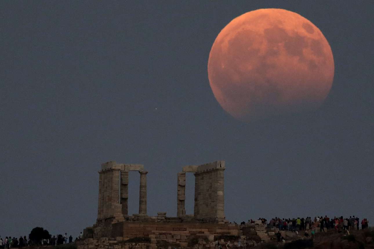Πάνω από τον Ναό του Ποσειδώνα στο Σούνιο. Αμέτρητος κόσμος έσπευσε για να θαυμάσει τη θέα. Το Reuters κατέταξε τη συγκεκριμένη φωτογραφία στις κορυφαίες της ημέρας. Λογικό
