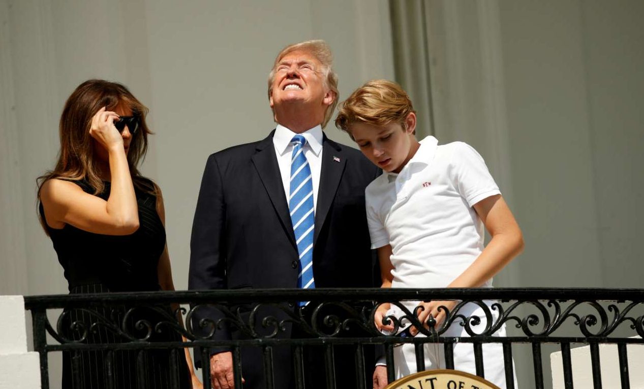 O ατρόμητος Τραμπ κοιτάζει την ηλιακή έκλειψη χωρίς γυαλιά και το twitter παραληρεί