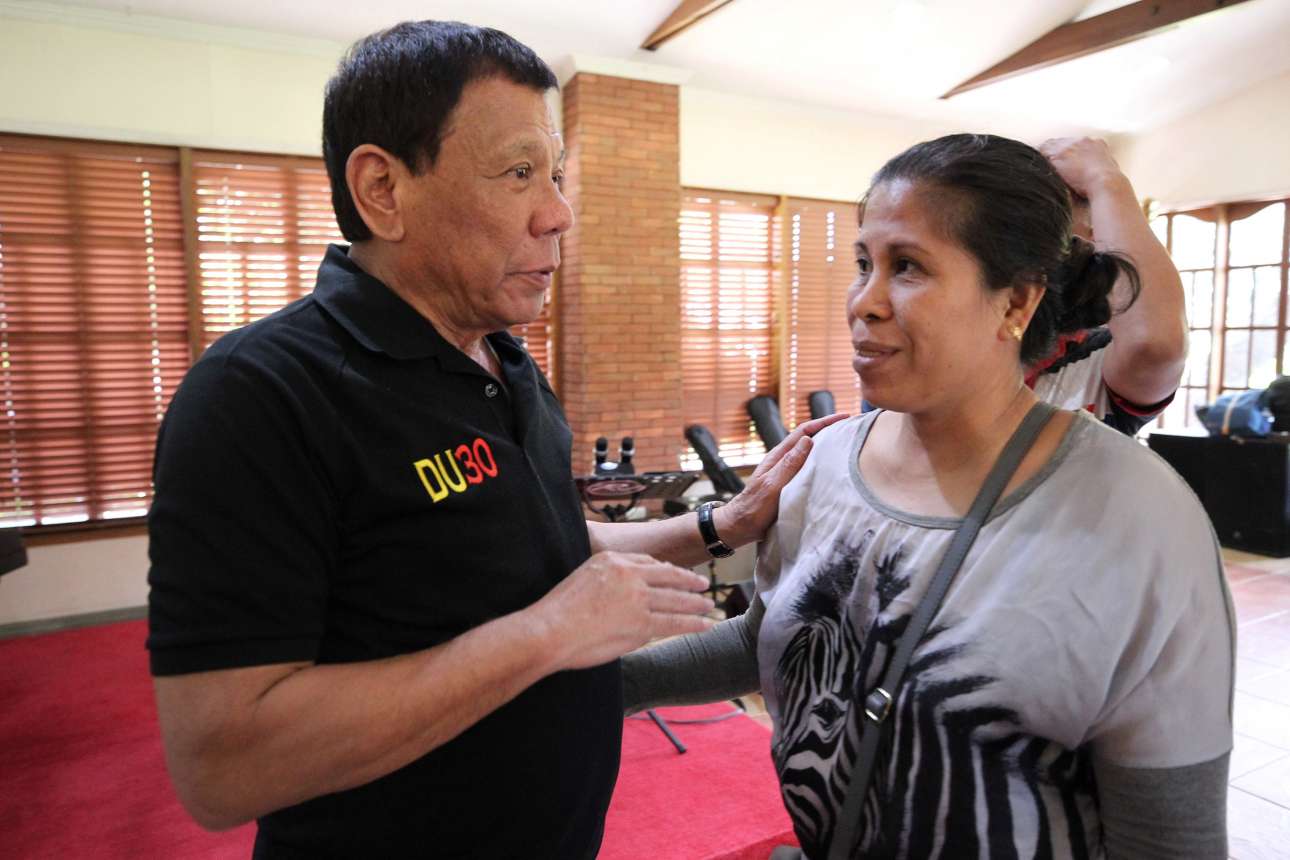 Φιλιππίνες: Ο Ντουτέρτε προτρέπει αστυνομικούς να σκοτώνουν όσους «ηλίθιους» αντιστέκονται