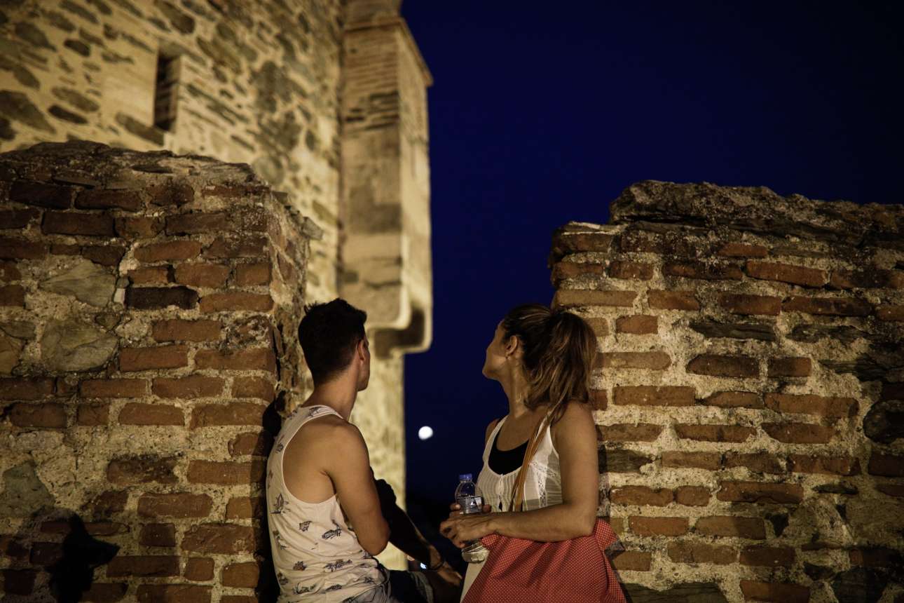 Ανω Πόλη, Θεσσαλονίκη. Ερωτας και αυγουστιάτικη Πανσέληνος
