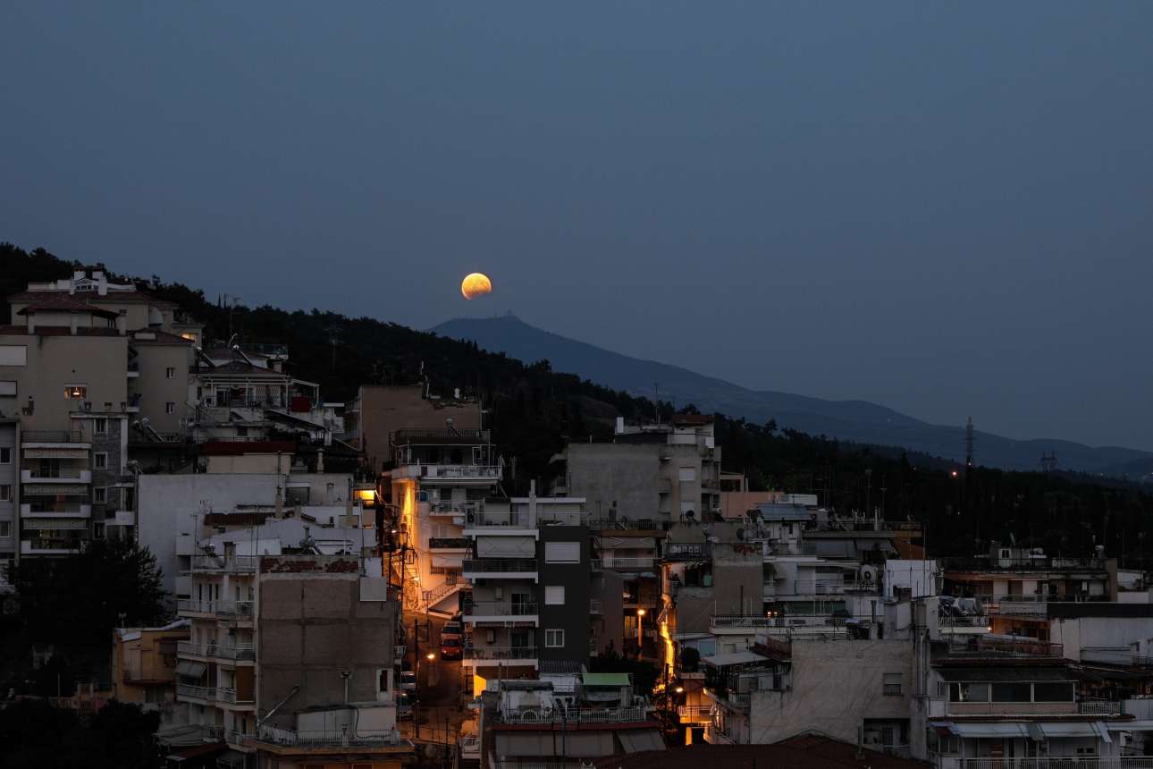 H υπέροχη αυγουστιάτικη Πανσέληνος ανατέλλει επάνω από τον ουρανό της Θεσσαλονίκης
