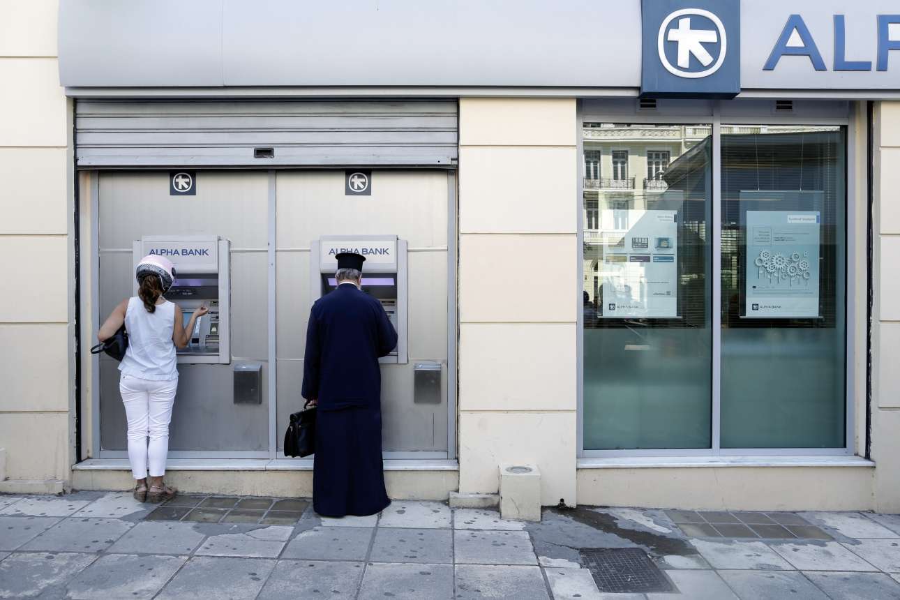 Χαλαρώνουν λίγο τα capital controls – στα €1.800 το μηνιαίο όριο ανάληψης