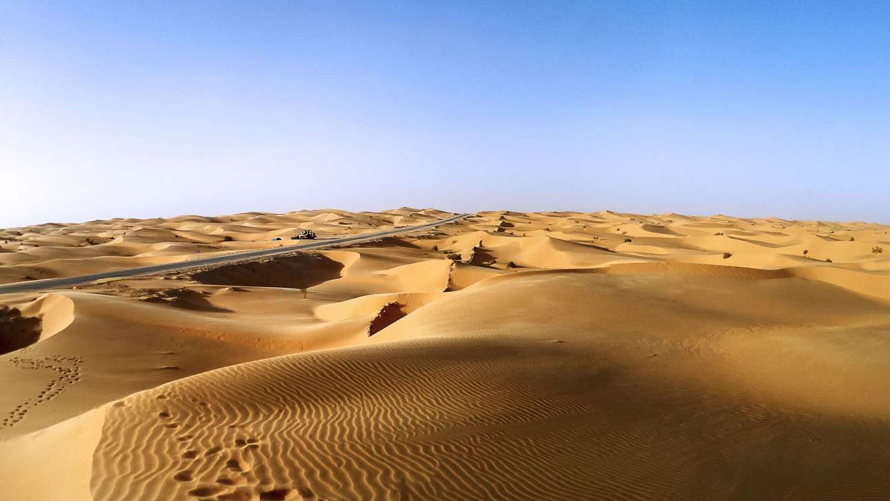 Η απέραντη Σαχάρα... Η μεγαλύτερη έρημος στον κόσμο έχει έκταση 5.716 εκατομμύρια τετραγωνικά χιλιόμετρα και εκτείνεται σε 10 χώρες - Αλγερία, Τσαντ, Αίγυπτο, Λιβύη, Μάλι, Μαυριτανία, Μαρόκο, Νίγηρα, Σουδάν και Τυνησία