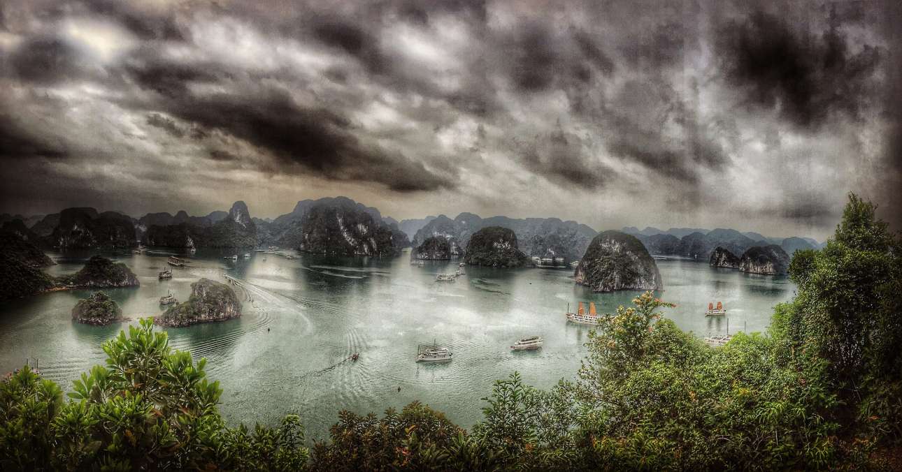 Το παραμυθένιο σκηνικό του κόλπου Χα Λονγκ στο Βιετνάμ με τα 1.600 πράσινα νησάκια από ασβεστόλιθο