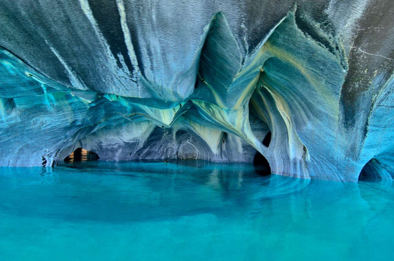 Απίθανα χρώματα και σχήματα στις μαρμάρινες σπηλιές της Παταγονίας στη Χιλή, οι οποίες σχηματίστηκαν έπειτα από χιλιάδες χρόνια διάβρωσης