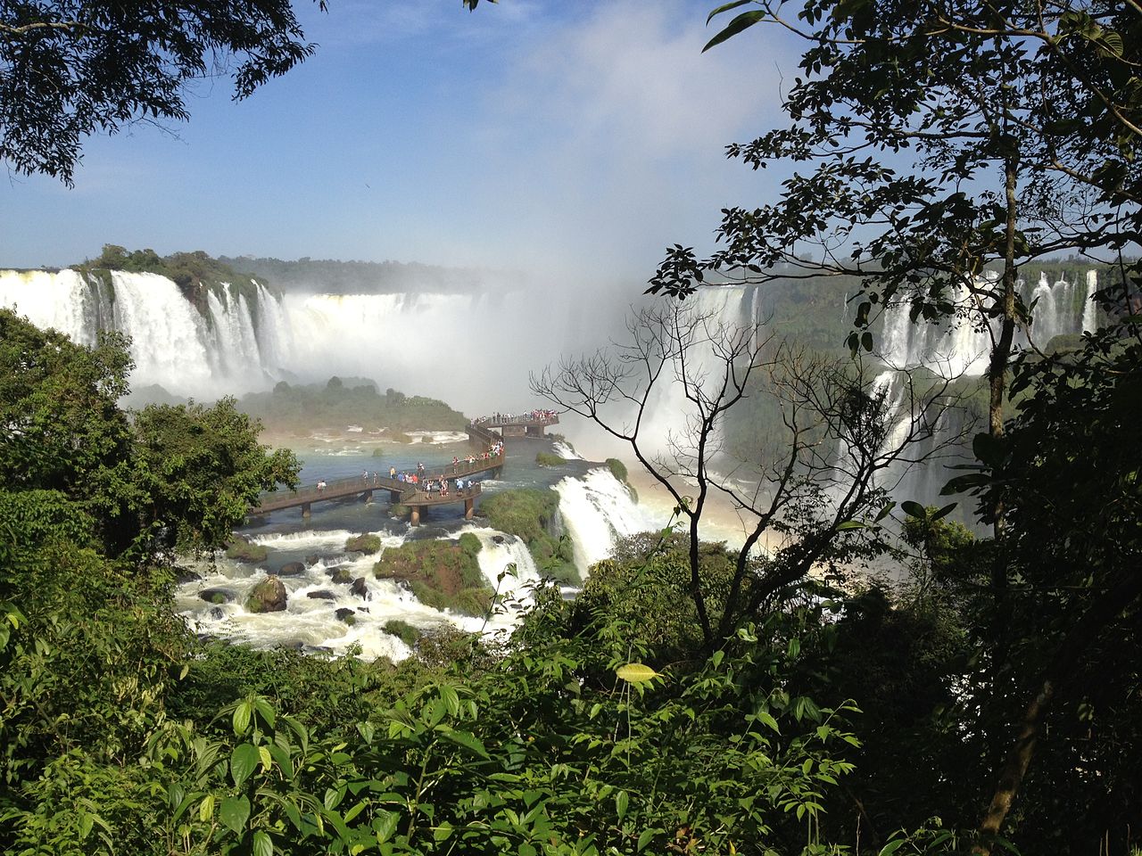 Ενα μεγαλειώδες θέαμα, οι καταρράκτες του Ιγκουασού, ανάμεσα στη Βραζιλία και στην Αργεντινή, είναι οι μεγαλύτεροι στον κόσμο