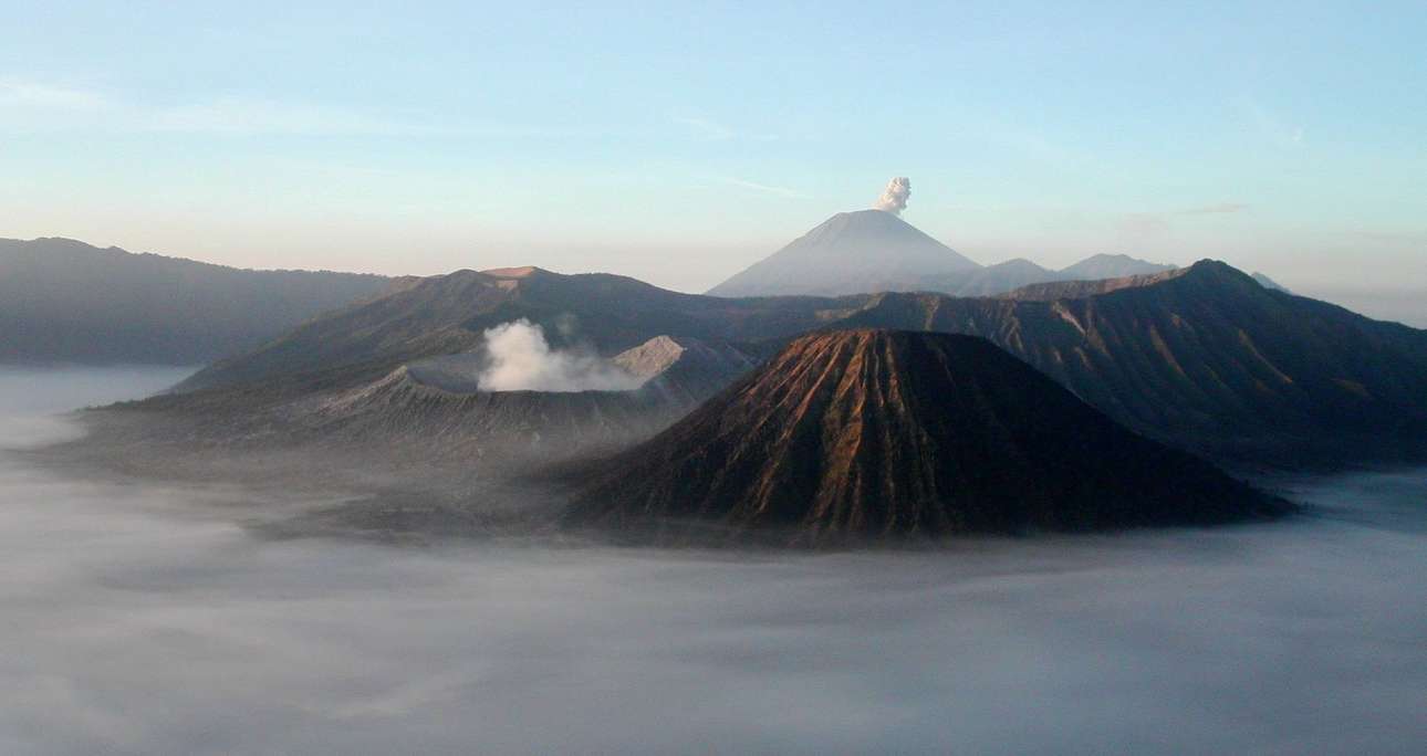 Το μοναδικό ενεργό ηφαίστειο της νήσου Ιάβας στην Ινδονησία, το απρόβλεπτο Μπρόμο, το οποίο εκρήγνυται τακτικά προκαλώντας προβλήματα στον τουρισμό