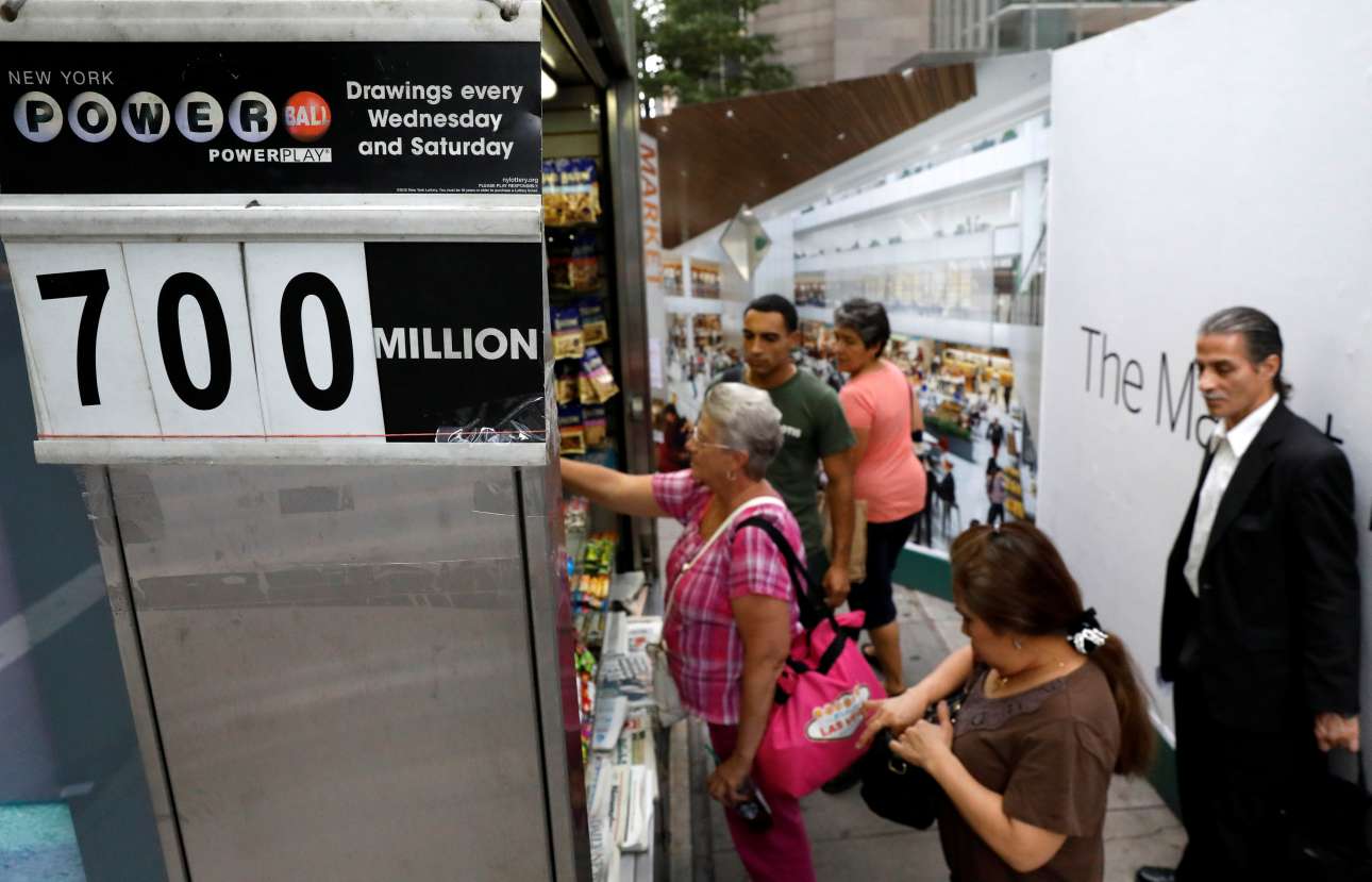 Κόσμος περιμένει για να αγοράσει δελτία για το Powerball την περασμένη Τριτη στη Νέα Υόρκη REUTERS/Brendan McDermid