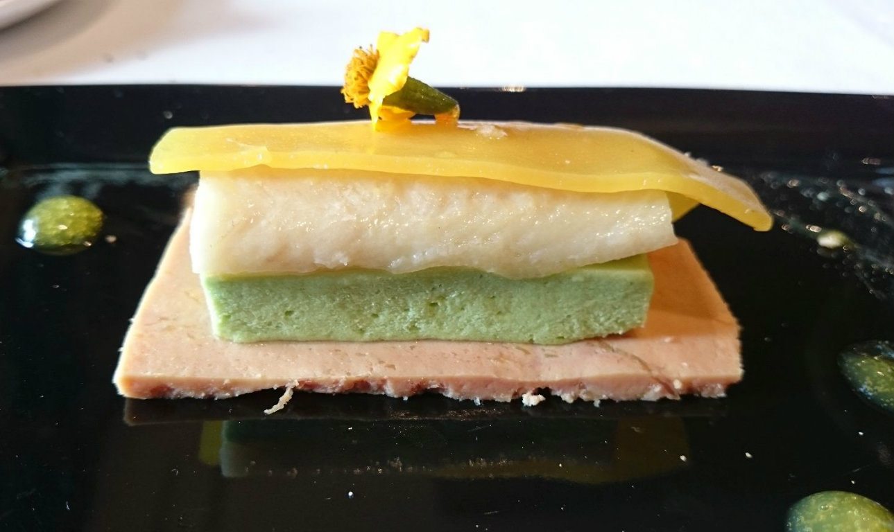 Καπνιστό χέλι με αβοκάντο, φουά γκρά και κυδωνόπαστο