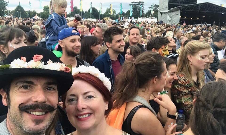 Το αναπάντεχο photo-bombing του Κάμερον στη σέλφι ενός ζευγαριού