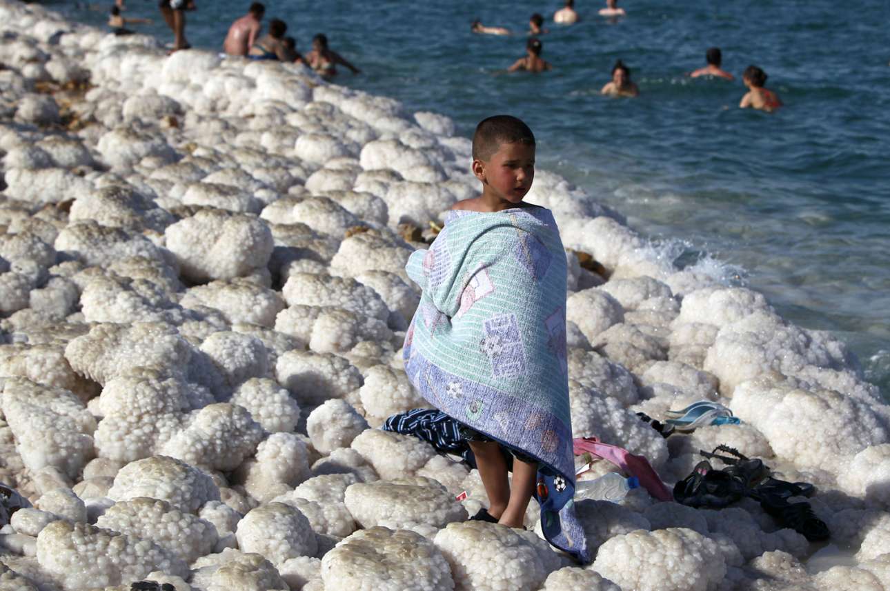 ) αλμυρότερος και χαμηλότερος υδάτινος όγκος στον κόσμο, η Νεκρή Θάλασσα στα σύνορα μεταξύ Ισραήλ και Ιορδανίας, εκεί όπου κανένας οργανισμός δεν μπορεί να επιβιώσει