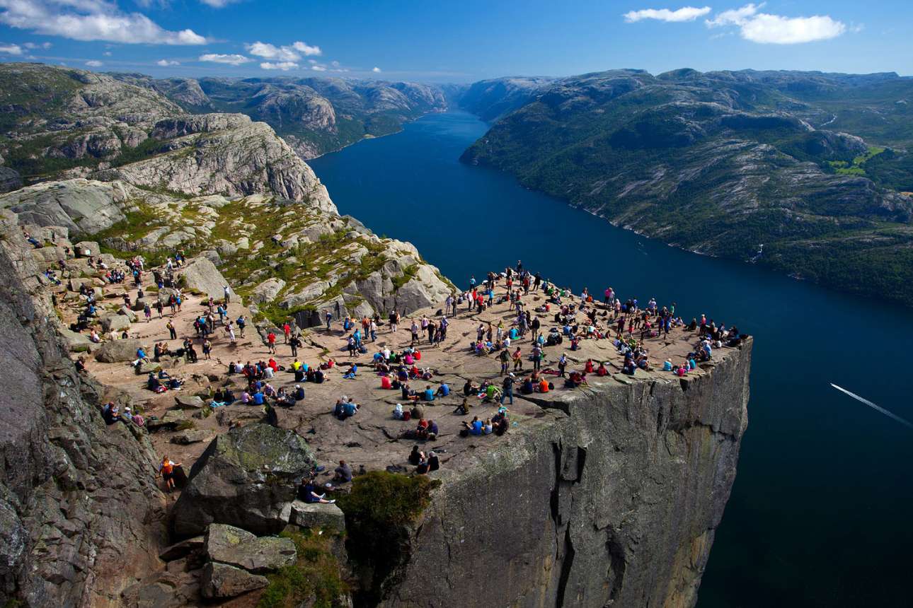 Η εκπληκτική θέα από τον βράχο Preikestolen, 800 μέτρα πάνω από τα νορβηγικά φιόρδ