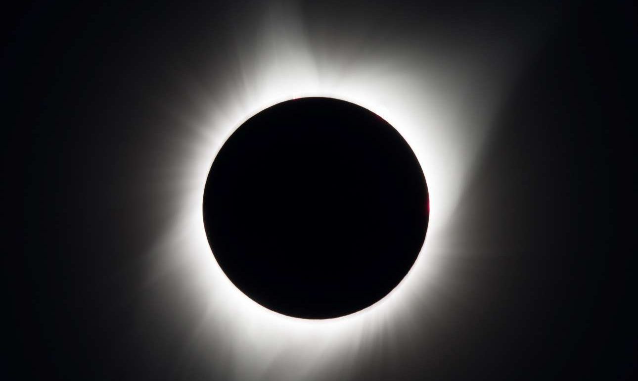 Εντυπωσιακές εικόνες από την ολική έκλειψη ηλίου