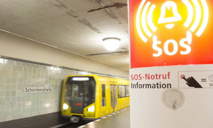 Γερμανία: Προσφυγοπούλα βρήκε και επέστρεψε τσαντάκι με 14.000 ευρώ