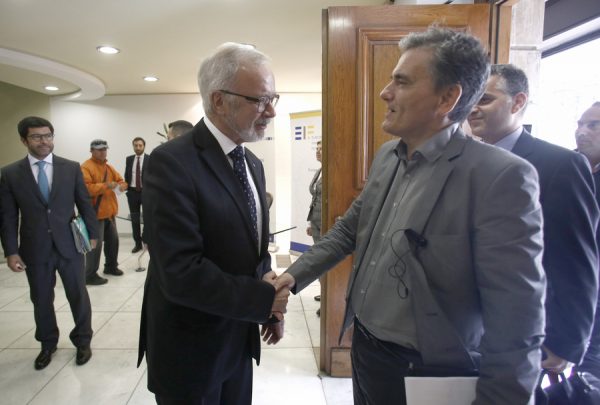 Ο πρόεδρος της Ευρωπαϊκής Τράπεζας Επενδύσεων Βέρνερ Χόγερ (Α) ανταλλάσει χειραψία με τον υπουργό Οικονομικών Ευκλείδη Τακαλώτο (Δ), την Παρασκευή 29 Σεπτεμβρίου 2017, κατά τη διάρκεια των εγκαινίων των γραφείων της ΕΤΕπ στην Αθήνα. ΑΠΕ-ΜΠΕ/ΑΠΕ-ΜΠΕ/ΑΛΕΞΑΝΔΡΟΣ ΒΛΑΧΟΣ