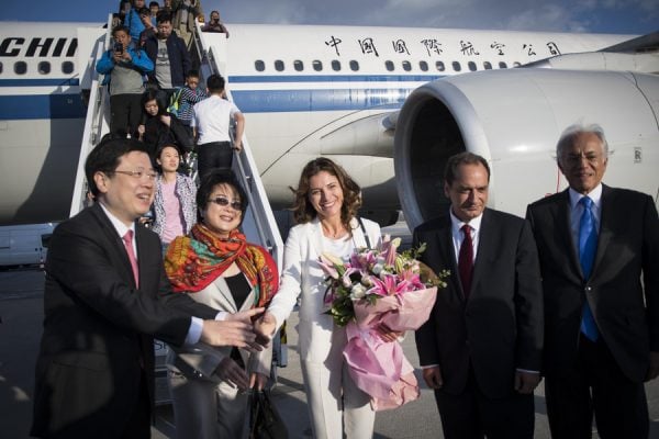 (Ξένη Δημοσίευση) Η σύντροφος του πρωθυπουργού Αλέξη Τσίπρα, Μπέττυ Μπαζιάνα είναι η πρώτη επιβάτης που αποβιβάζεται από το πρώτο Airbus της αεροπορικής εταιρίας Air China που προσγειώθηκε μετά από απευθείας πτήση από το Πεκίνο στο διεθνές αεροδρόμιο "Ελευθέριος Βενιζέλος" της Αθήνας, Σάββατο 30 Σεπτεμβρίου 2017. ΑΠΕ-ΜΠΕ/ΓΡΑΦΕΙΟ ΤΥΠΟΥ ΠΡΩΘΥΠΟΥΡΓΟΥ/Andrea Bonetti