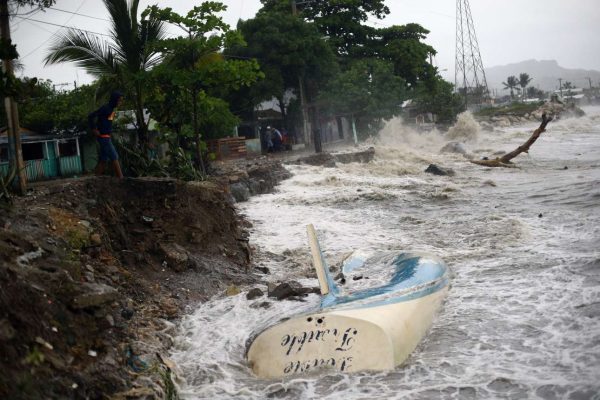 O τυφώνας χτυπά τις ακτές της Δομινικανής Δημοκρατίας (REUTERS/Ivan Alvarado)