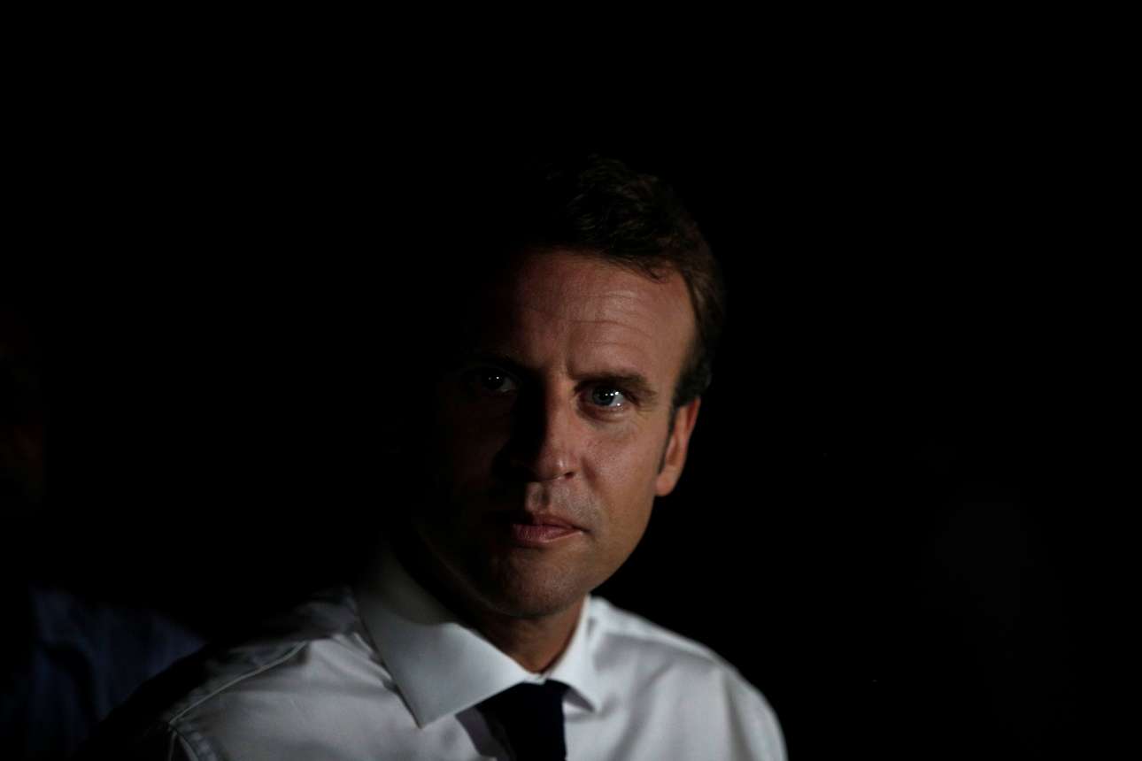 Διέρρευσε o αριθμός του κινητού του Μακρόν – Τον «τρέλαναν» με κλήσεις & SMS