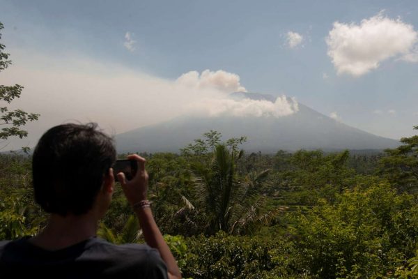 Εννοείται ότι όλες οι κάμερες και οι φωτογραφικές μηχανές έχουν στραφεί στο ηφαίστειο (Antara Foto/Nyoman Budhiana via REUTERS)