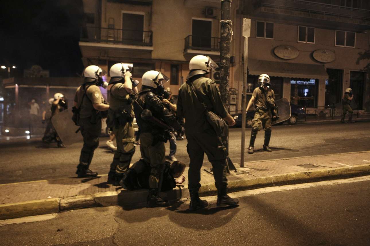 Πέντε συλλήψεις για τα επεισόδια στα γραφεία της Χρυσής Αυγής