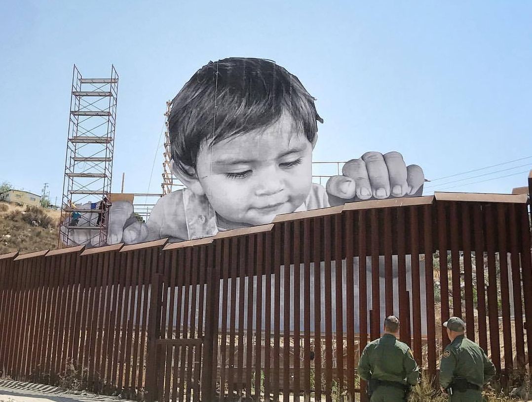 Οταν το τείχος στο Μεξικό γίνεται παιχνιδάκι στα χέρια ενός μωρού