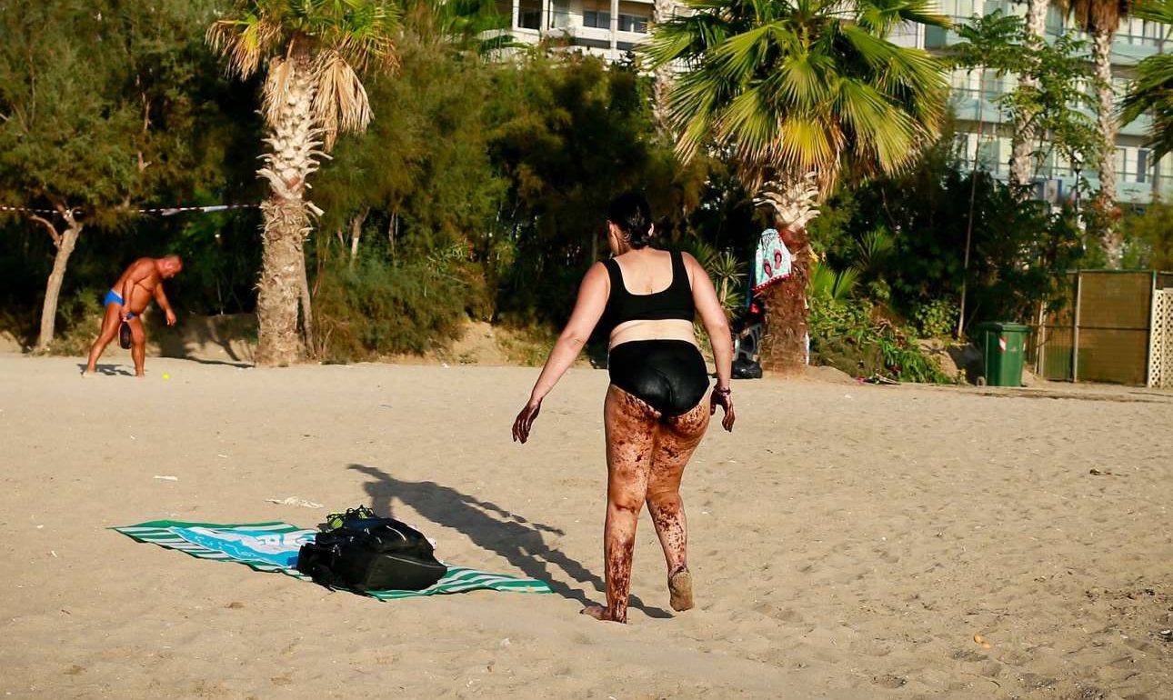 Ο βέλγος φωτογράφος εκθέτει την Αυλωνίτου για τη «γυναίκα της πίσσας»