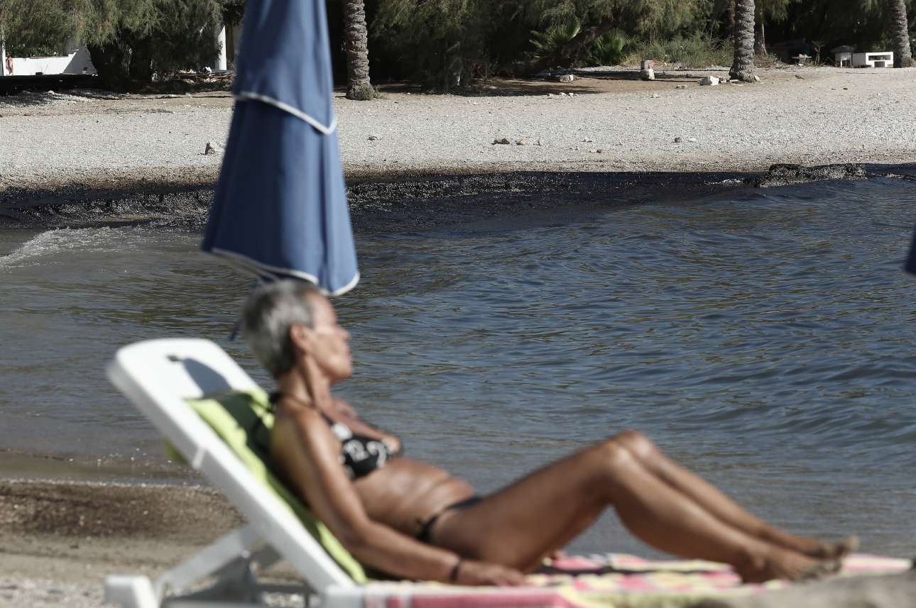 Στη Γλυφάδα έφτασε η πετρελαιοκηλίδα