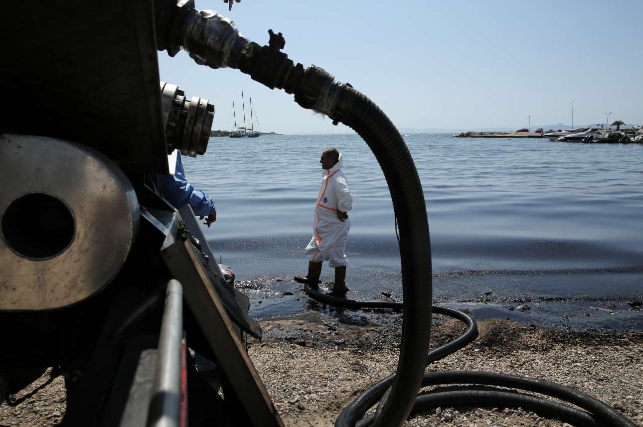 Mήνυση κατά παντός για τη ρύπανση στον Σαρωνικό από την WWF