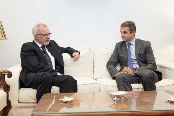 Ο πρόεδρος της Ευρωπαϊκής Τράπεζας Επενδύσεων, Βέρνερ Χόιερ και ο πρόεδρος της ΝΔ, Κυριάκος Μητσοτάκης (IntimeNews συναντήθηκε σήμερα με τον 