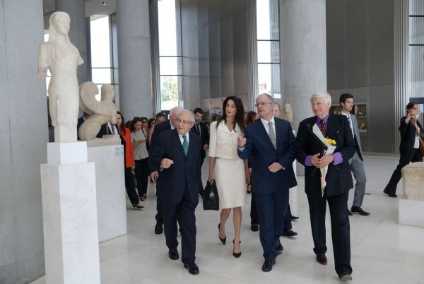 Η Αμάλ μαζί με τον Δημήτρη Παντερμαλή πρόεδρο του Μουσείου της Ακρόπολης και τον υπουργό Πολιτισμού Κωνσταντίνο Τασούλα (Χαλκιόπουλος Νίκος/ InTimeNews)