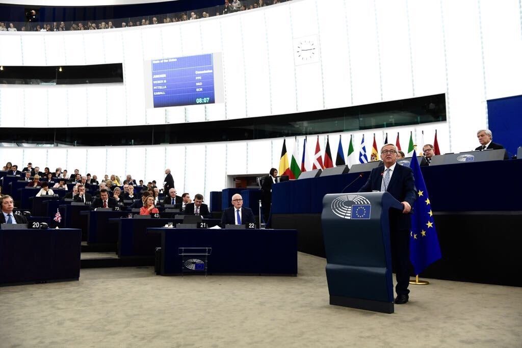 «Πράσινο φως» Γιούνκερ σε «ευρωπαϊκό ΔΝΤ» και ευρω-υπουργό Οικονομικών