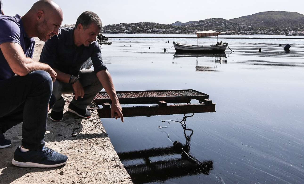 Αυτοψία Σταύρου Θεοδωράκη στο Πέραμα και στη Σαλαμίνα για την πετρελαιοκηλίδα