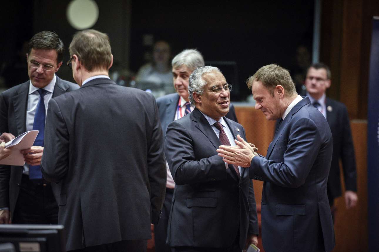 Ο Αντόνιο Κόστα αριστερά) αστειεύεται με τον πρόεδρο του Ευρωπαϊκού Συμβουλίου, Ντόναλντ Τουσκ, στη Σύνοδο Κορυφής στις Βρυξέλλες τον Δεκέμβριο του 2015 Aris Oikonomou/ SOOC)