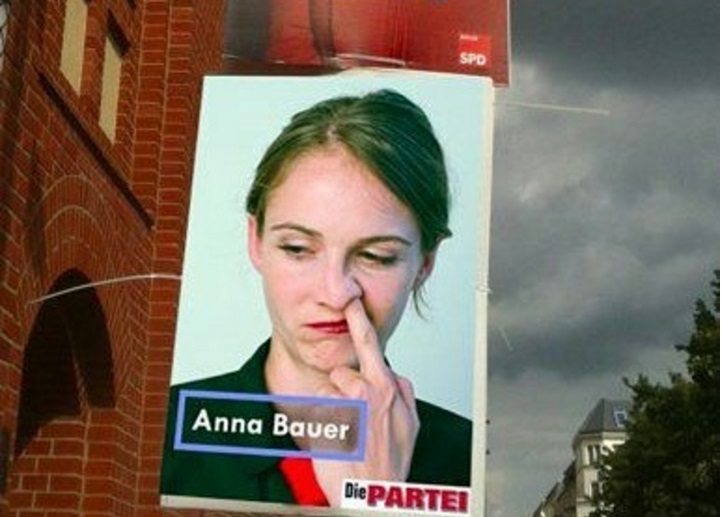 Το σατιρικό κόμμα των «σοβαρών λαϊκιστών» προκαλεί τη Μέρκελ