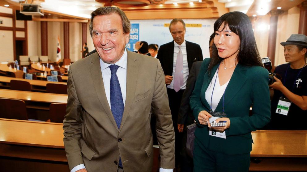 O μεγάλος έρωτας του Γκέρχαρντ Σρέντερ είναι μια Νοτιοκορεάτισσα