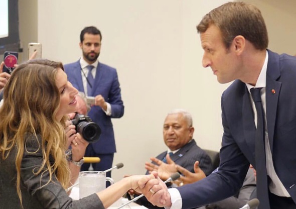 Ενα βλέμμα του (γόη) Μακρόν έφτασε για να κερδίσει τη Ζιζέλ