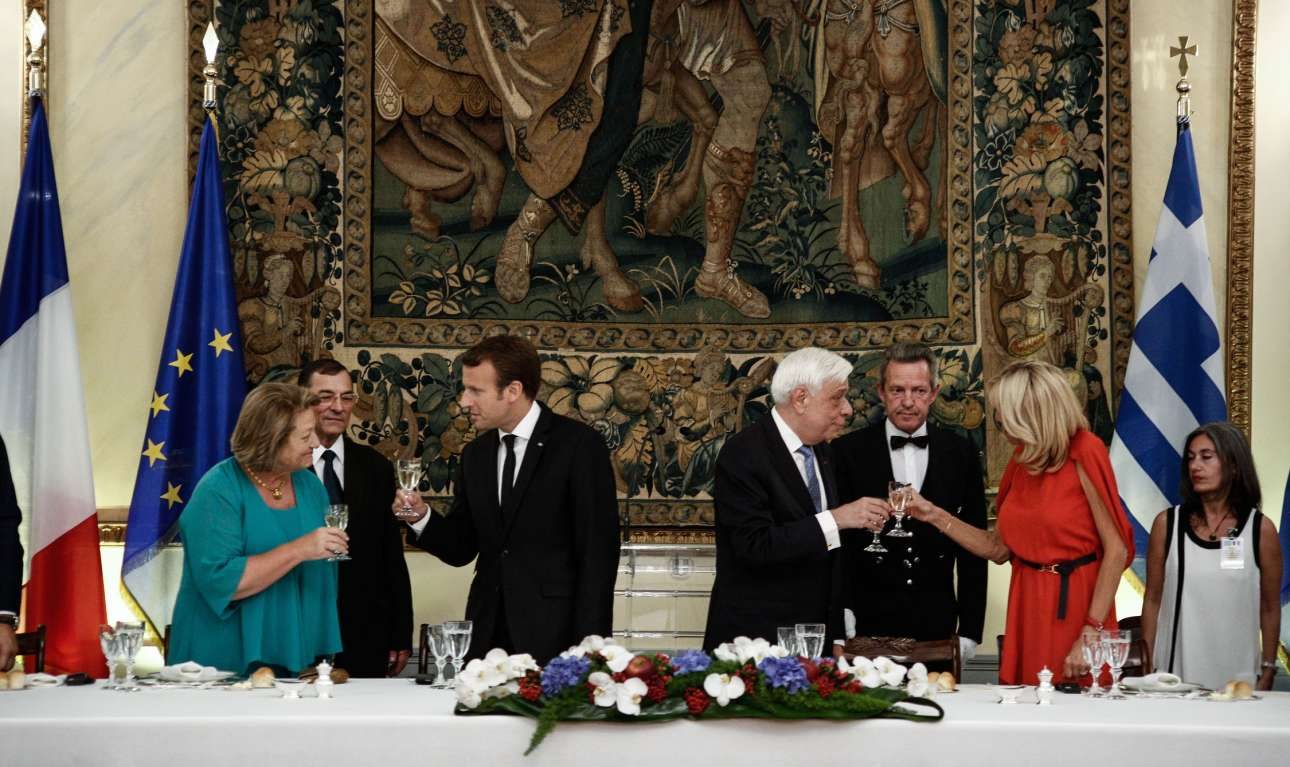 Τα πόδια κάτω από το τραπεζομάντηλο