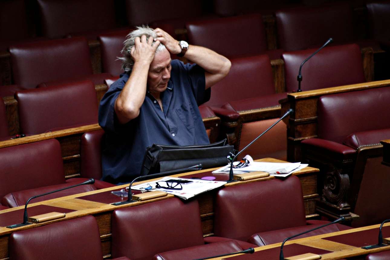 Κι όμως ο Παπαχριστόπουλος διαφημίζει ότι έκανε μπάνιο στη Βούλα!