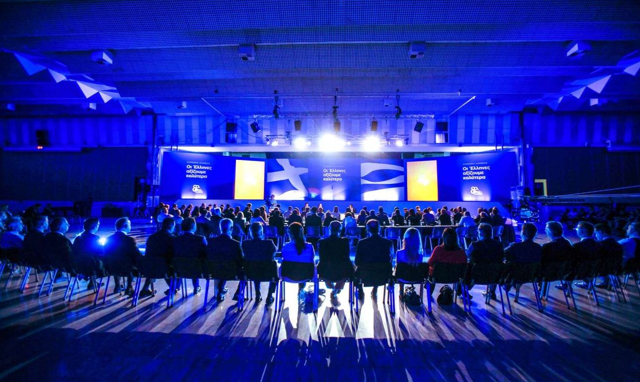 Ο Μητσοτάκης κοιτάζοντας με την ίδια άνεση και δεξιά και αριστερά