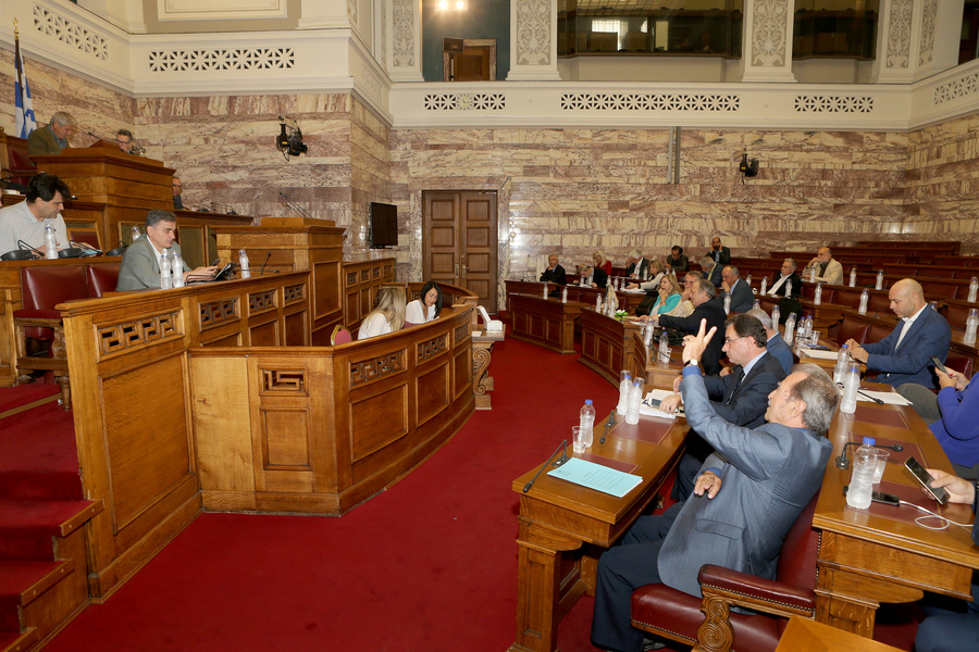 Στη Βουλή φέρνει ο Τσακαλώτος το νομοσχέδιο για τα VLTs